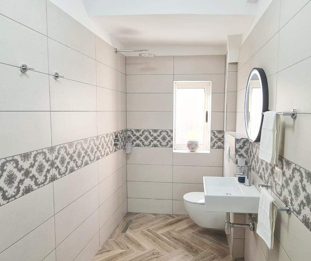 2V1 - Blloku Zy Apartment Tiranë Ngoại thất bức ảnh